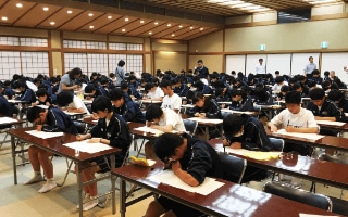 修学旅行での写経風景のイメージ